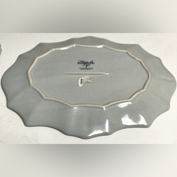 Vtg Discontinued Portmeirion Fluer de Lys Grey 15" Scalloped Serving Platter - Picture 4 of 5